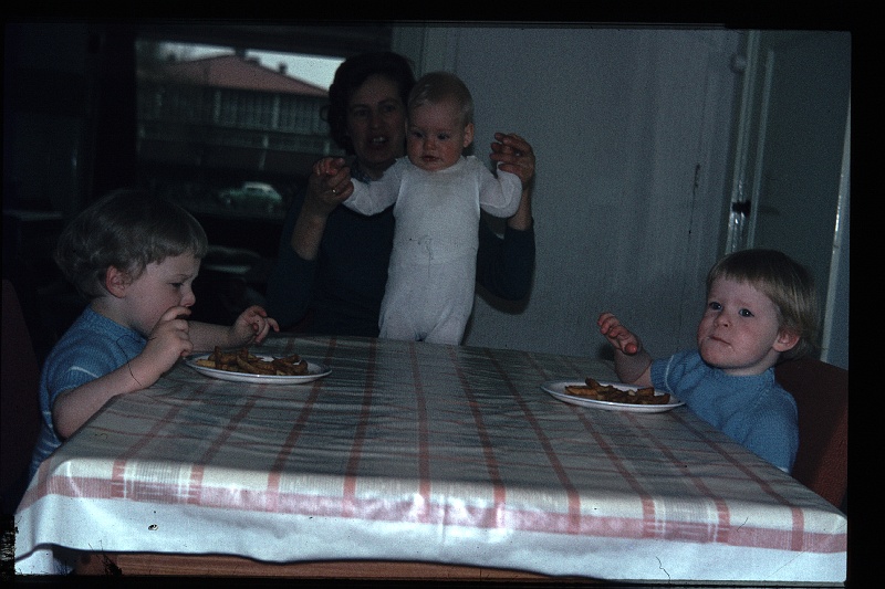 13.Delft apr 1966 Mama,Brigitte,Marion,Peter.JPG
